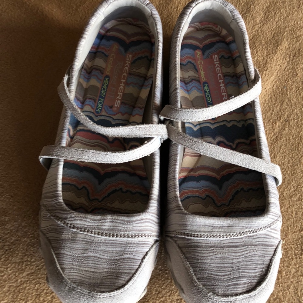 Womens size 10 Skechers shoes